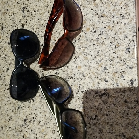 Bundle of Sunglasses. 3 pr 1 Gap 1 Simply Vera & tortoise shell pair.